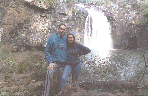 Zeca & Carol em  frente a Cachoeira Escondida.